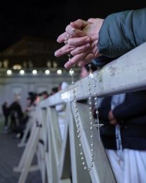 Leone XIV: sabato 11 aprile il Rosario per la pace, “in quest’ora oscura della storia”